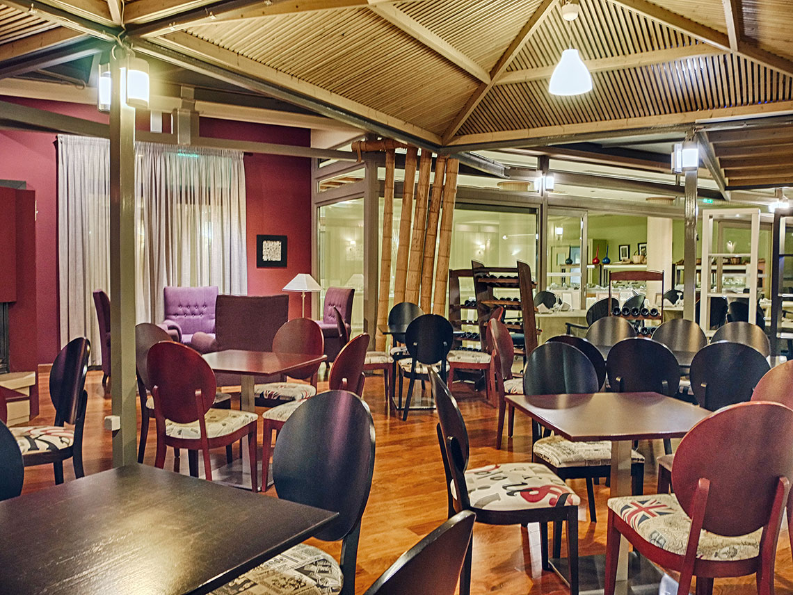 Ο αναπαυτικός χώρος του μπαρ με το πολύ κομψό περιβάλλον δημιουργούν μια ήρεμη και φιλόξενη ατμόσφαιρα